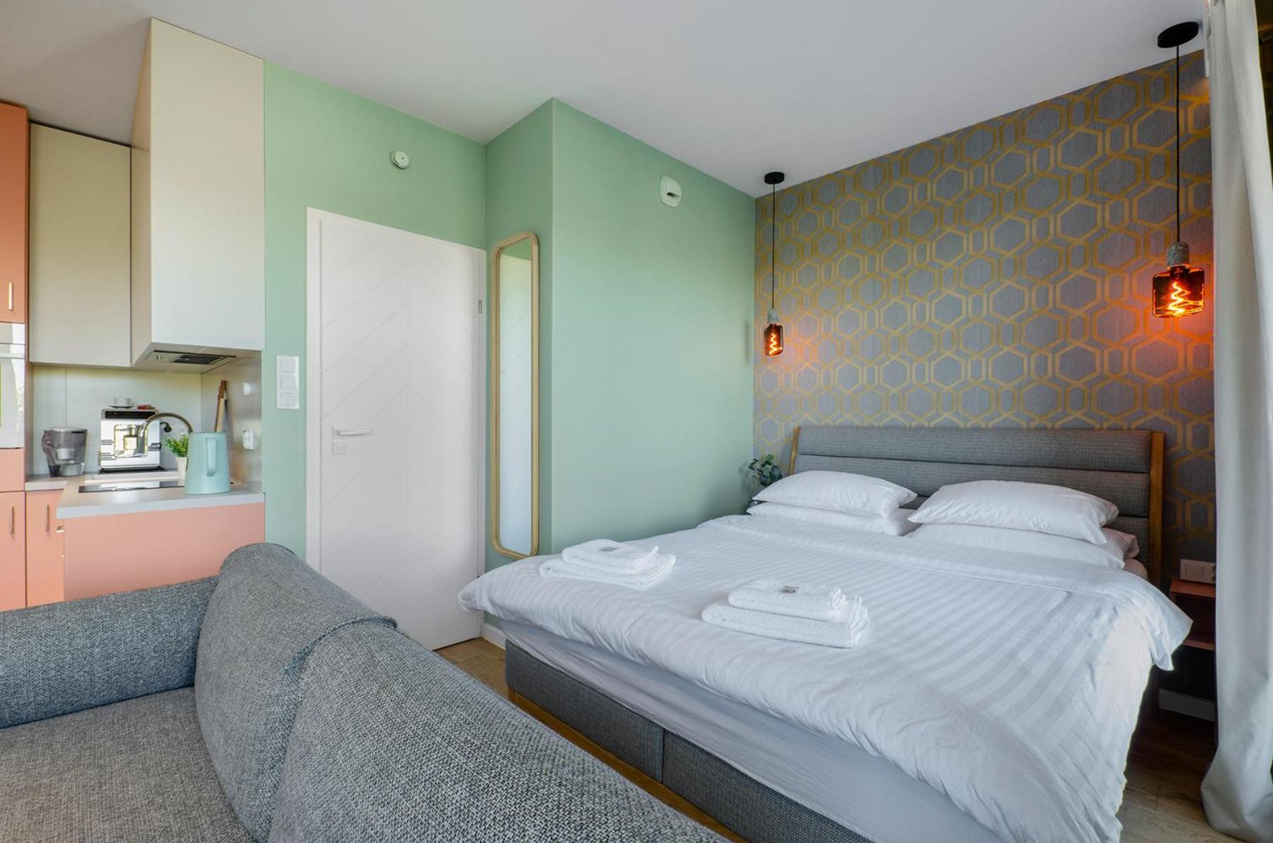 Queen Size Bed - Apartament Obok Manufaktury W Centrum Lodzi - Parking Gratis!!! المظهر الخارجي الصورة
